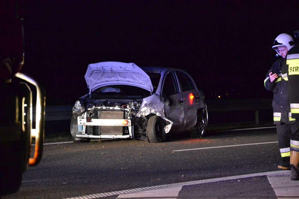 Zatrzymał się na autostradzie, aby udzielić pomocy poszkodowanemu i stał się uczestnikiem kolizji