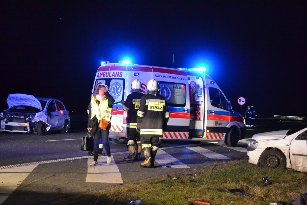 Zatrzymał się na autostradzie, aby udzielić pomocy poszkodowanemu i stał się uczestnikiem kolizji