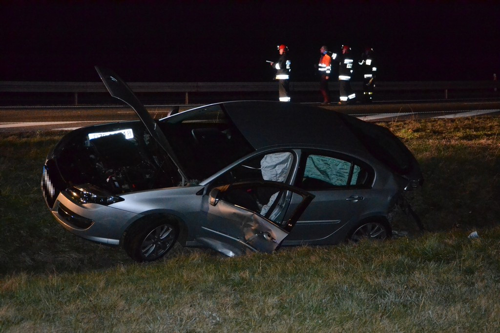 Zatrzymał się na autostradzie, aby udzielić pomocy poszkodowanemu i stał się uczestnikiem kolizji