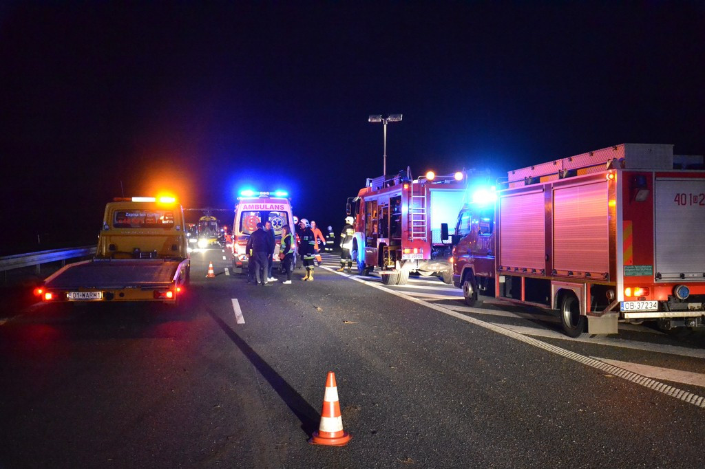 Zatrzymał się na autostradzie, aby udzielić pomocy poszkodowanemu i stał się uczestnikiem kolizji