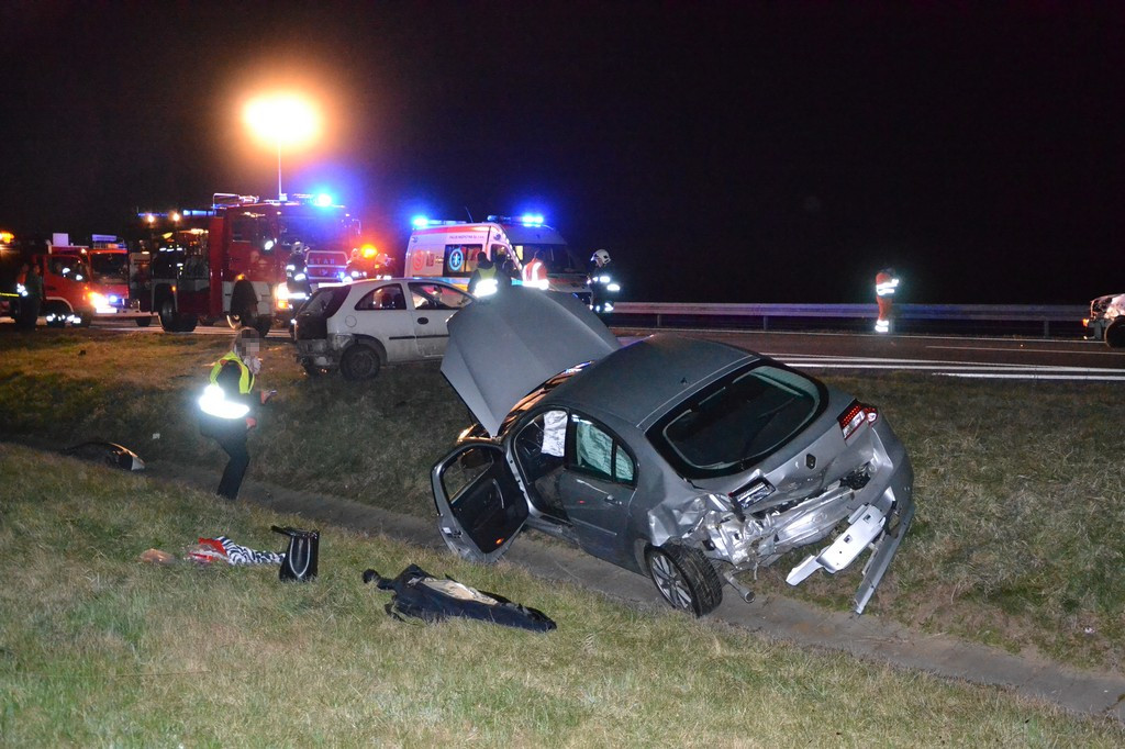 Zatrzymał się na autostradzie, aby udzielić pomocy poszkodowanemu i stał się uczestnikiem kolizji