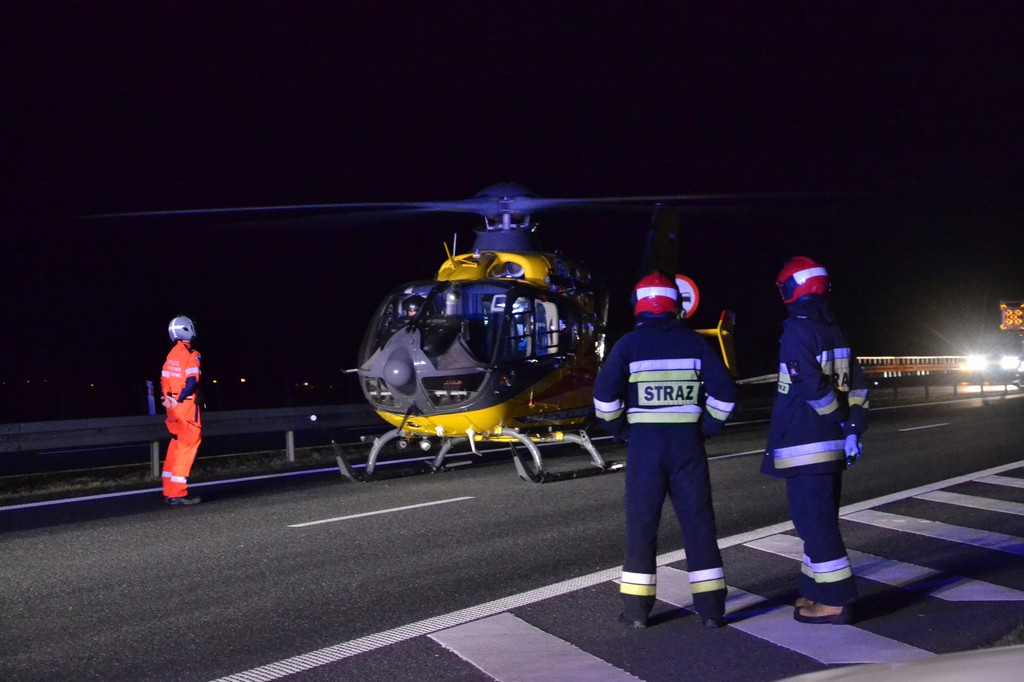 Zatrzymał się na autostradzie, aby udzielić pomocy poszkodowanemu i stał się uczestnikiem kolizji
