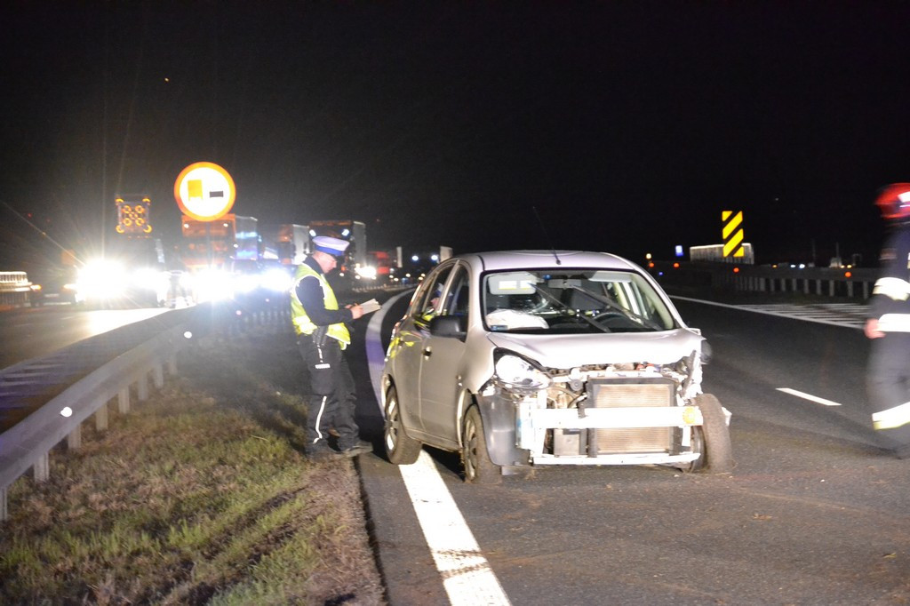Zatrzymał się na autostradzie, aby udzielić pomocy poszkodowanemu i stał się uczestnikiem kolizji