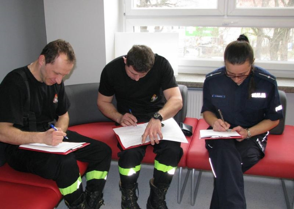 SpoKREWnieni służbą. Policjanci i strażacy z Brzegu oddali krew