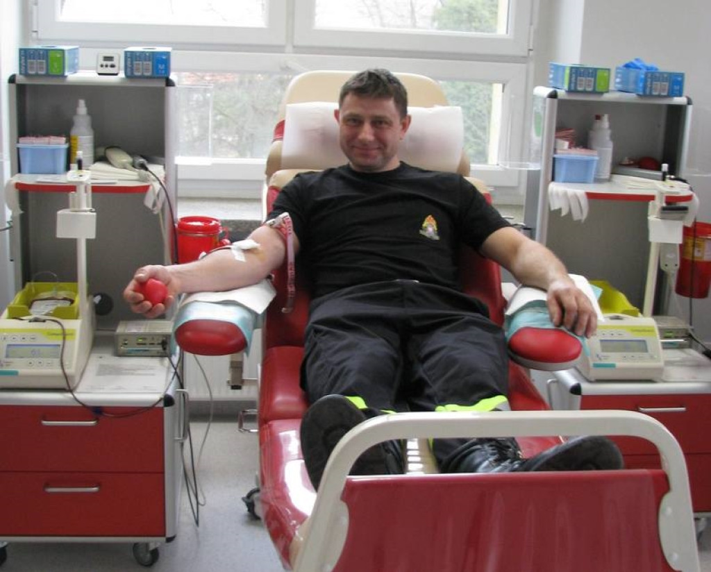 SpoKREWnieni służbą. Policjanci i strażacy z Brzegu oddali krew