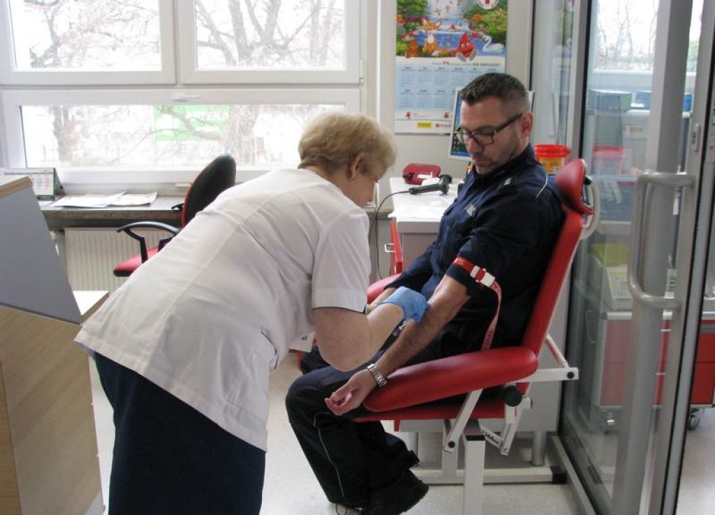 SpoKREWnieni służbą. Policjanci i strażacy z Brzegu oddali krew