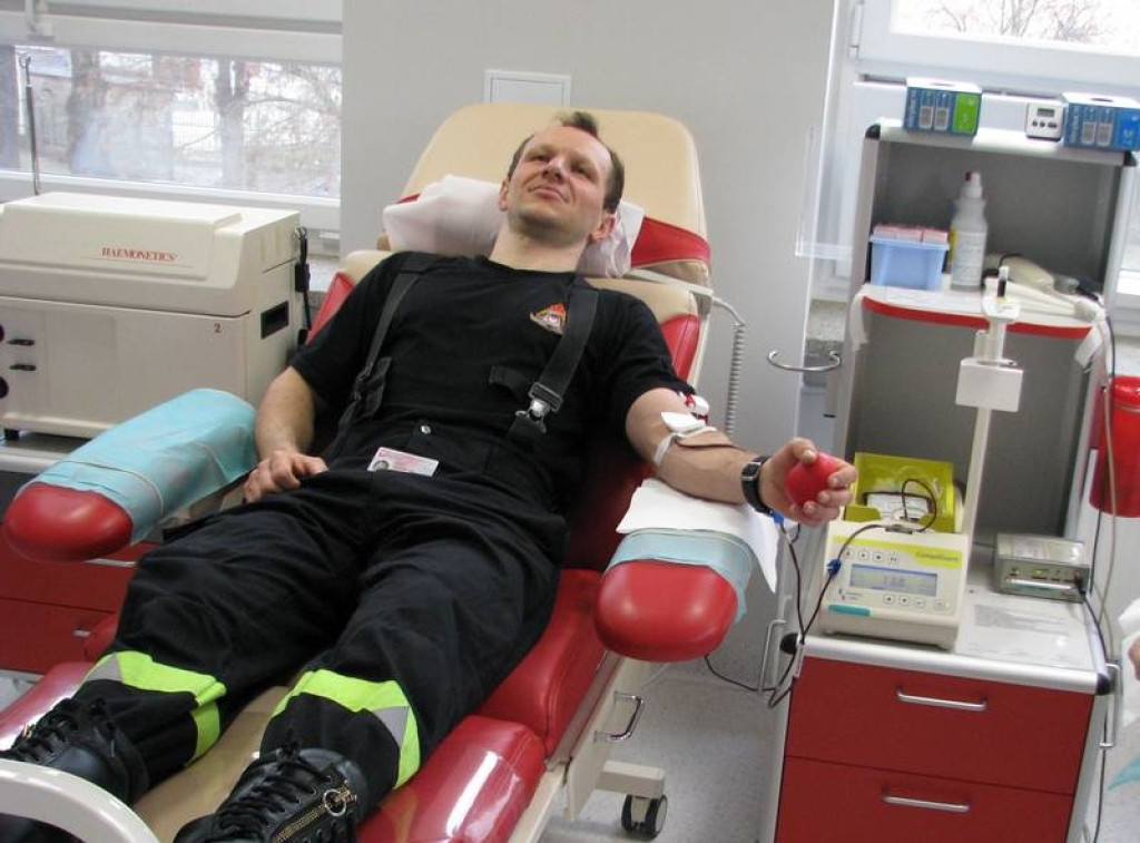 SpoKREWnieni służbą. Policjanci i strażacy z Brzegu oddali krew