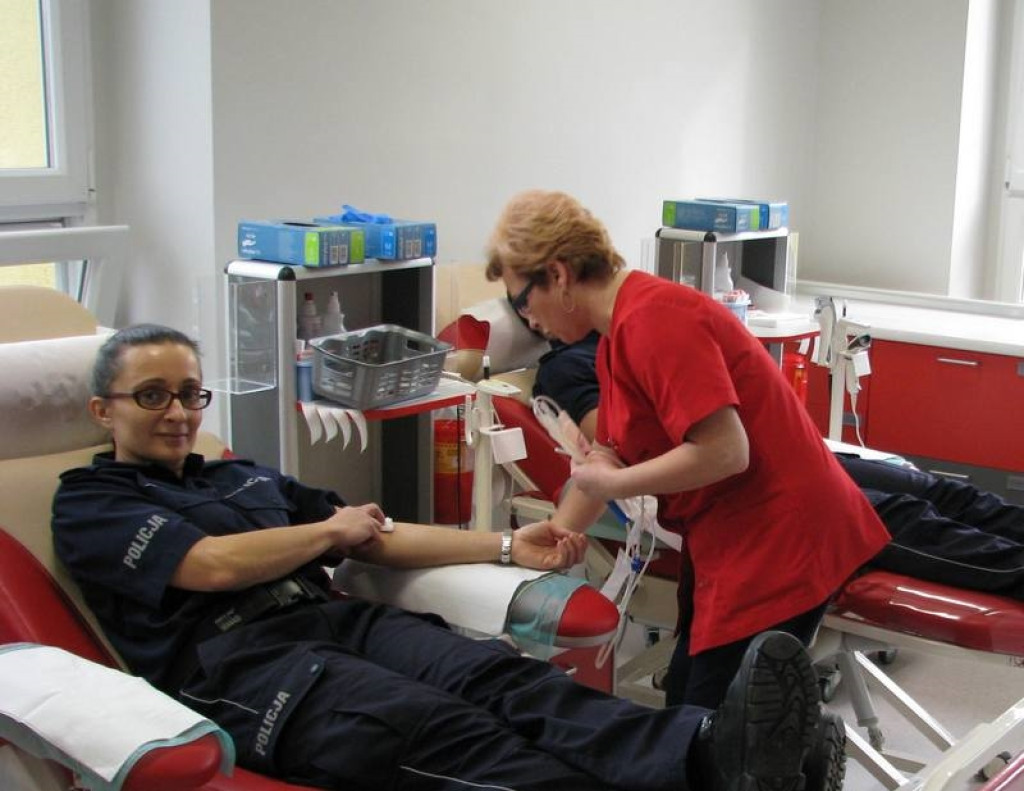 SpoKREWnieni służbą. Policjanci i strażacy z Brzegu oddali krew