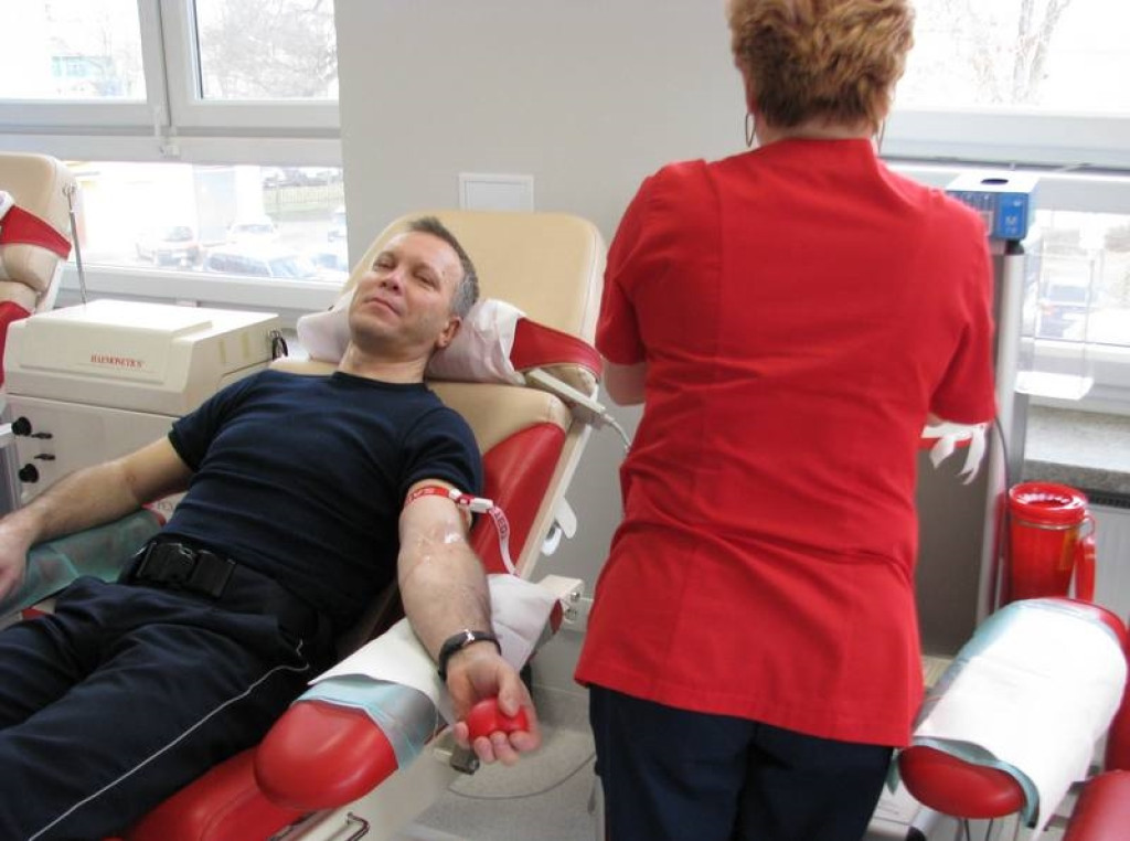 SpoKREWnieni służbą. Policjanci i strażacy z Brzegu oddali krew