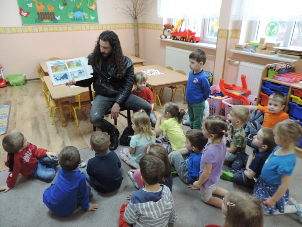 Rodzice w Przedszkolu Publicznym nr 3 czytają przedszkolakom