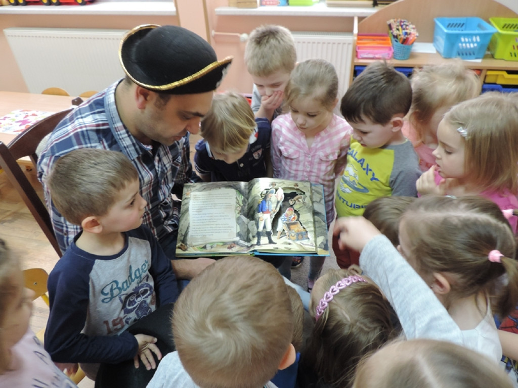 Rodzice w Przedszkolu Publicznym nr 3 czytają przedszkolakom