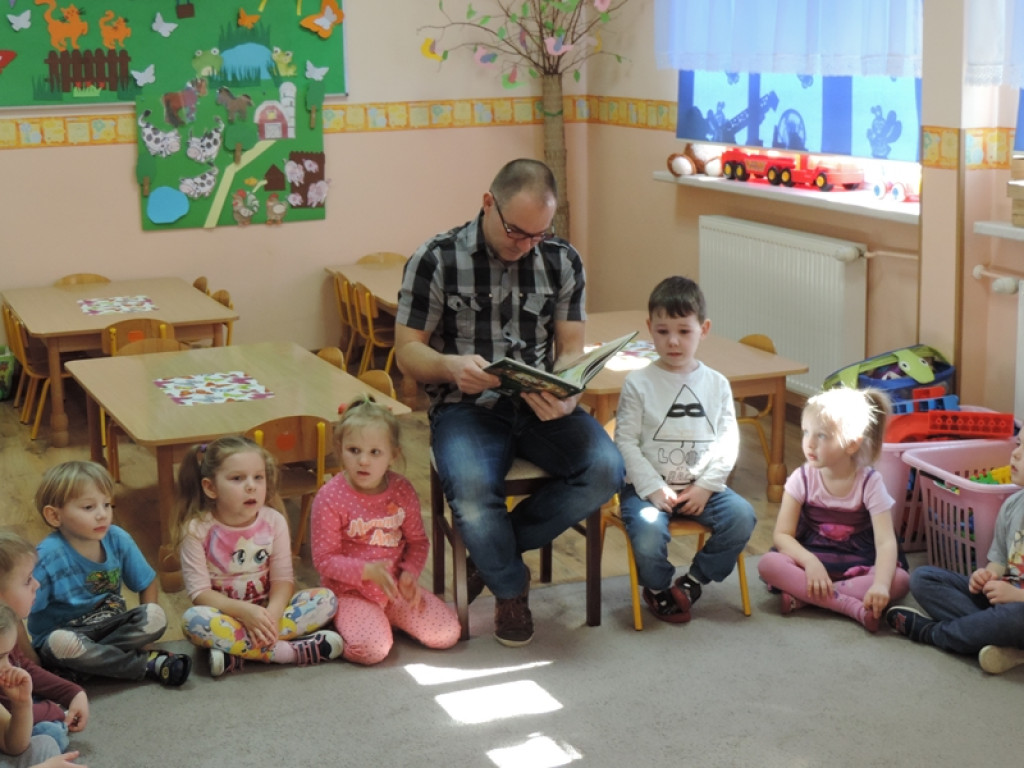 Rodzice w Przedszkolu Publicznym nr 3 czytają przedszkolakom