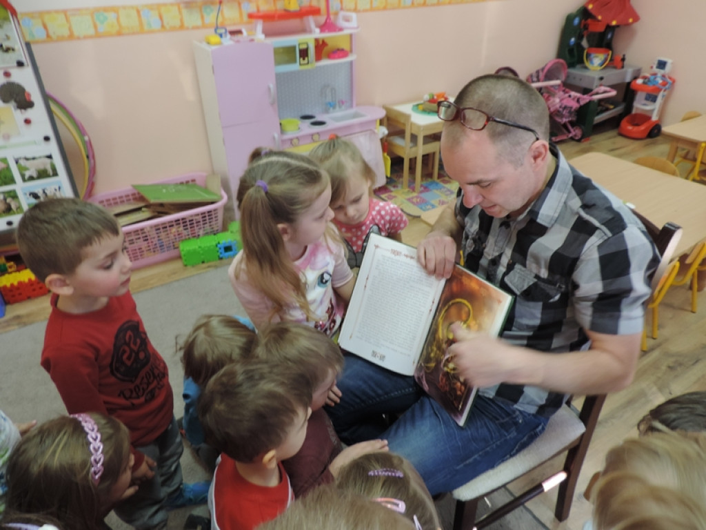 Rodzice w Przedszkolu Publicznym nr 3 czytają przedszkolakom