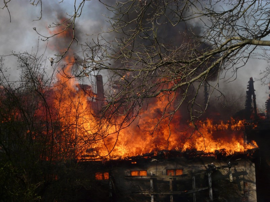 Groźny pożar przy ulicy Małujowickiej
