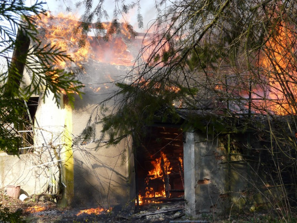 Groźny pożar przy ulicy Małujowickiej