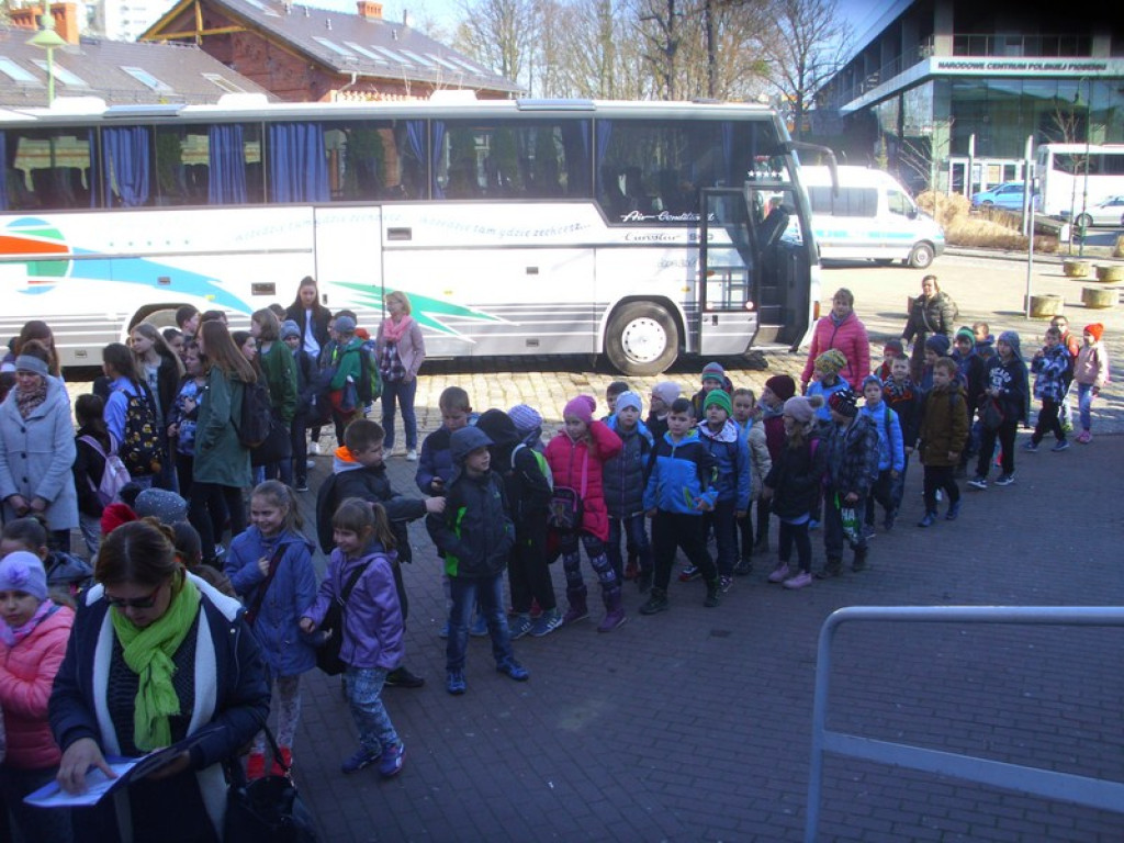 Uczniowie PSP w Olszance na Moskiewskiej Rewii na Lodzie w Opolu