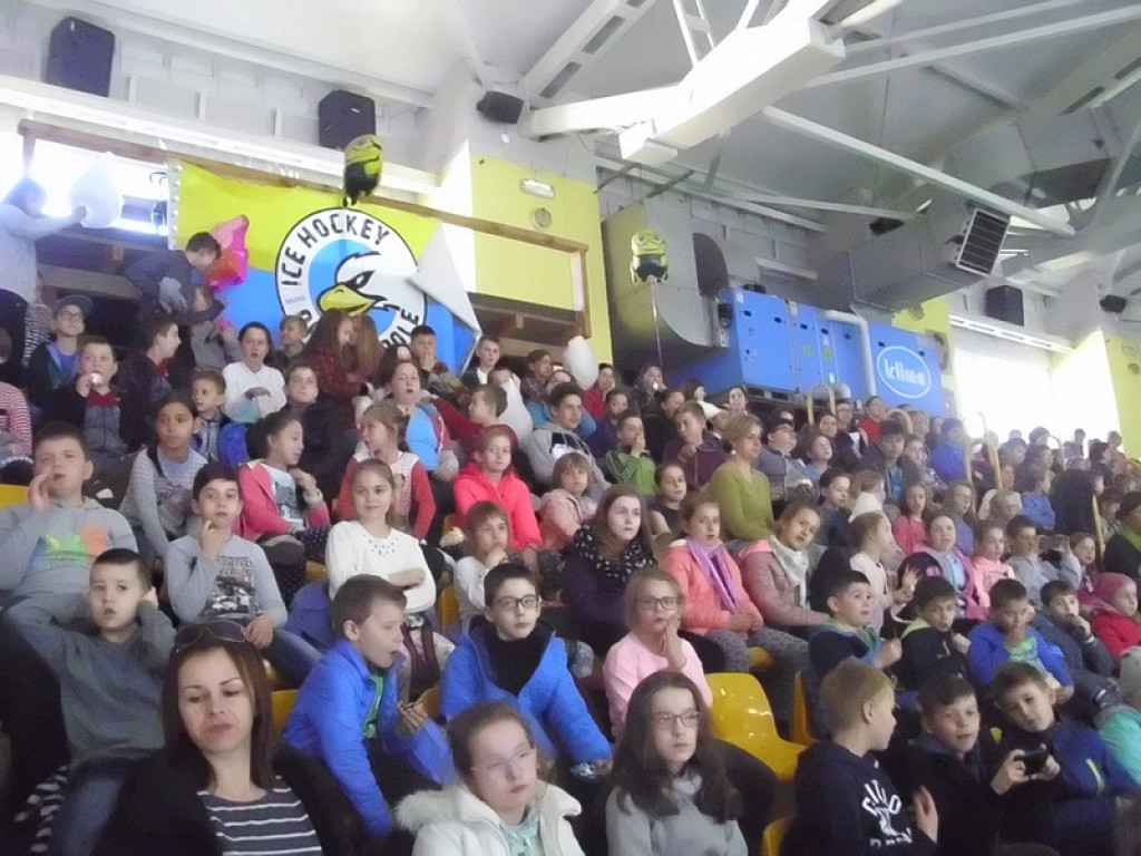 Uczniowie PSP w Olszance na Moskiewskiej Rewii na Lodzie w Opolu