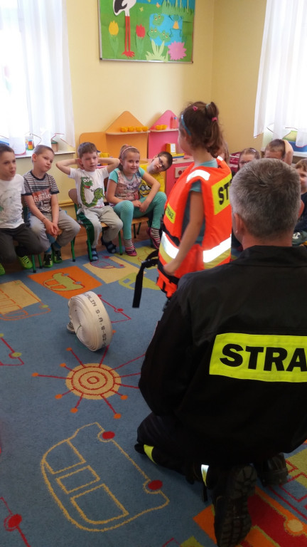 WIZYTA STRAŻAKÓW W PUBLICZNYM PRZEDSZKOLU W OLSZANCE