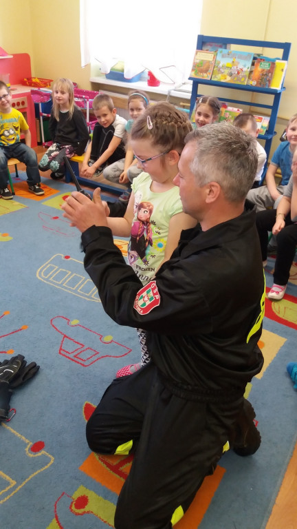 WIZYTA STRAŻAKÓW W PUBLICZNYM PRZEDSZKOLU W OLSZANCE