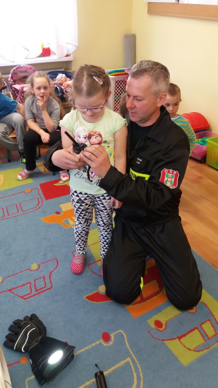 WIZYTA STRAŻAKÓW W PUBLICZNYM PRZEDSZKOLU W OLSZANCE