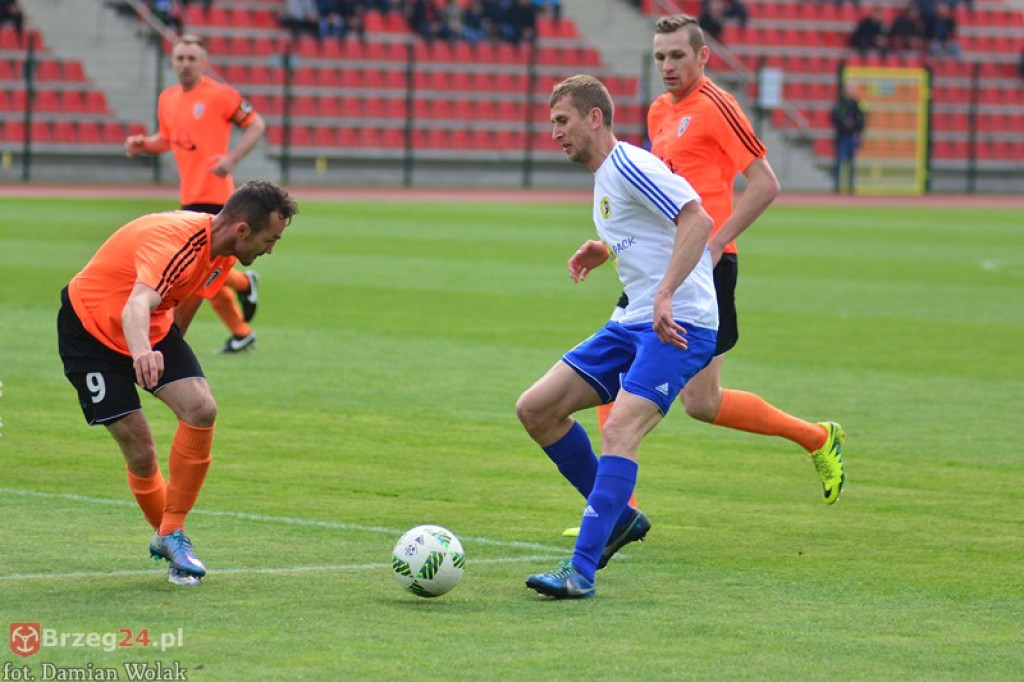 Bezbramkowy remis w derbach. Podział punktów w Brzegu [foto]
