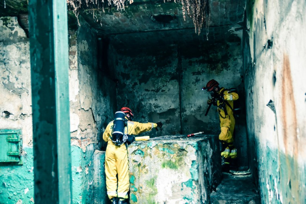 Wybuch gazu w starej gorzelni w Mąkoszycach. Strażacy prowadzili trzydniowe ćwiczenia [foto + wideo]