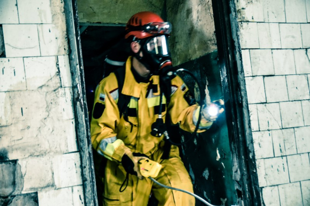 Wybuch gazu w starej gorzelni w Mąkoszycach. Strażacy prowadzili trzydniowe ćwiczenia [foto + wideo]