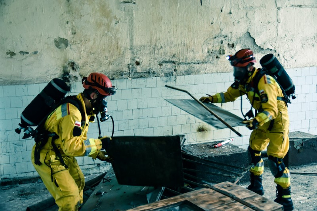 Wybuch gazu w starej gorzelni w Mąkoszycach. Strażacy prowadzili trzydniowe ćwiczenia [foto + wideo]