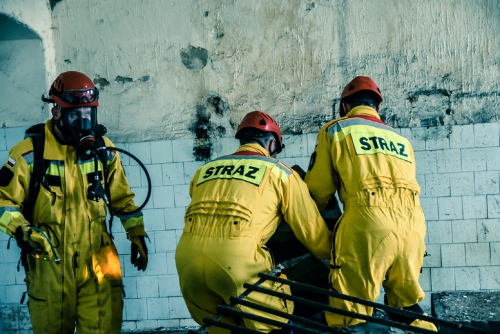 Wybuch gazu w starej gorzelni w Mąkoszycach. Strażacy prowadzili trzydniowe ćwiczenia [foto + wideo]