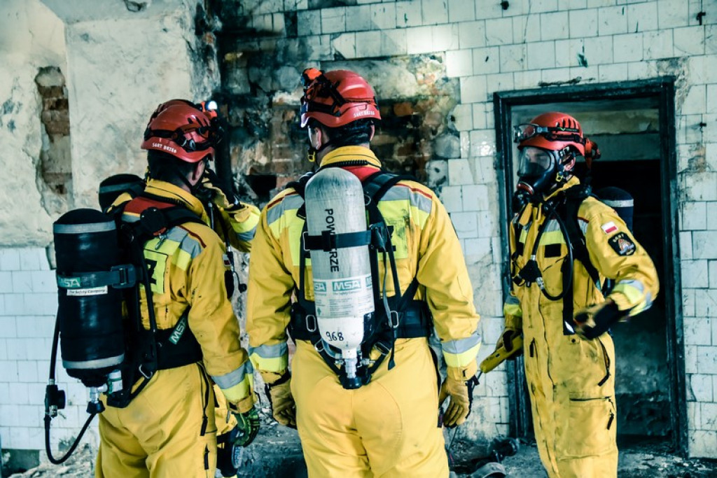 Wybuch gazu w starej gorzelni w Mąkoszycach. Strażacy prowadzili trzydniowe ćwiczenia [foto + wideo]