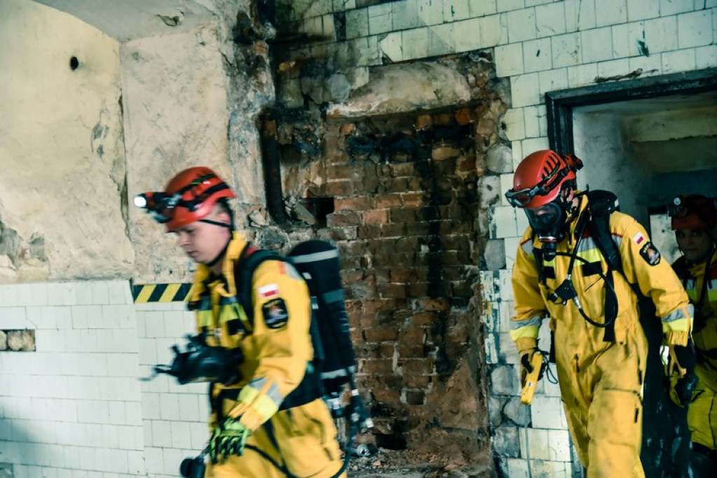 Wybuch gazu w starej gorzelni w Mąkoszycach. Strażacy prowadzili trzydniowe ćwiczenia [foto + wideo]