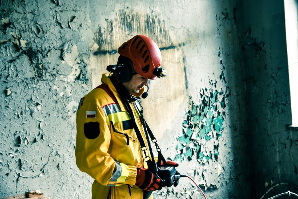 Wybuch gazu w starej gorzelni w Mąkoszycach. Strażacy prowadzili trzydniowe ćwiczenia [foto + wideo]