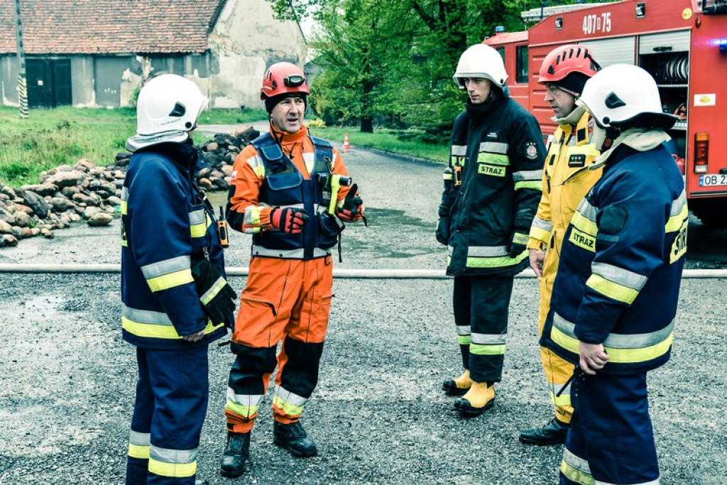 Wybuch gazu w starej gorzelni w Mąkoszycach. Strażacy prowadzili trzydniowe ćwiczenia [foto + wideo]