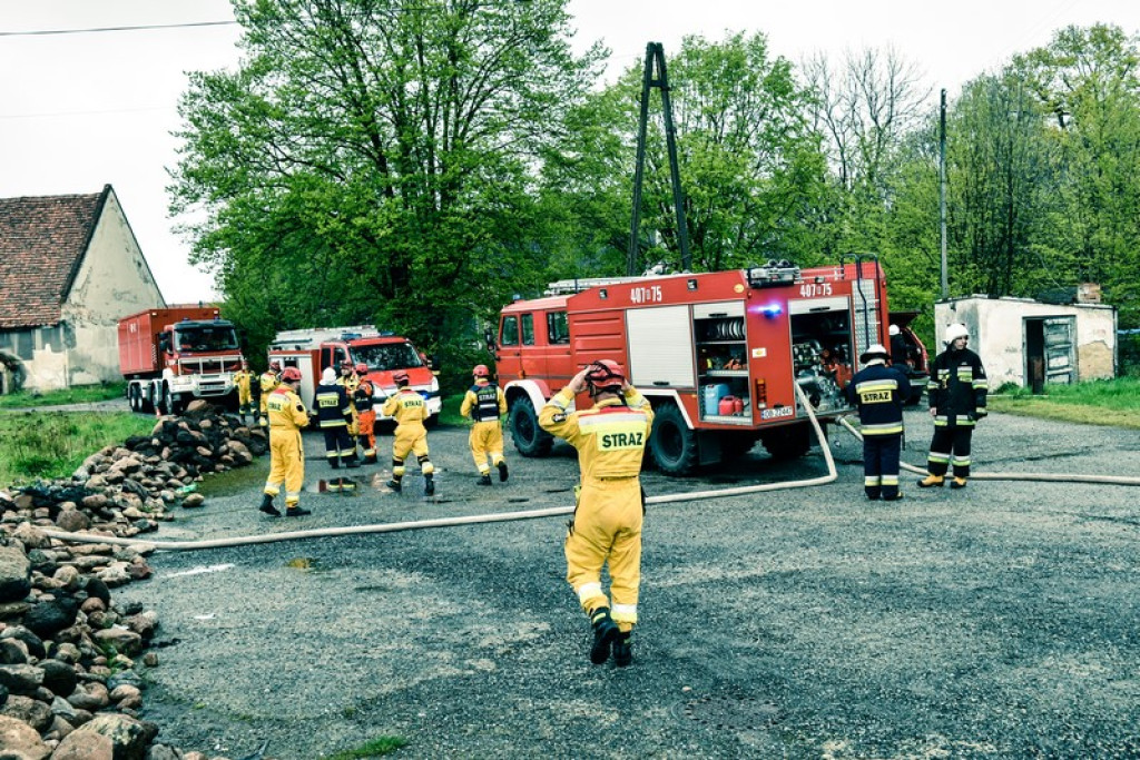 Wybuch gazu w starej gorzelni w Mąkoszycach. Strażacy prowadzili trzydniowe ćwiczenia [foto + wideo]