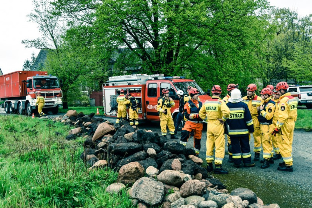 Wybuch gazu w starej gorzelni w Mąkoszycach. Strażacy prowadzili trzydniowe ćwiczenia [foto + wideo]