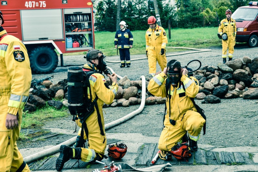 Wybuch gazu w starej gorzelni w Mąkoszycach. Strażacy prowadzili trzydniowe ćwiczenia [foto + wideo]