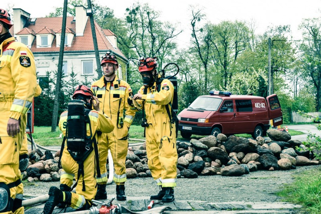 Wybuch gazu w starej gorzelni w Mąkoszycach. Strażacy prowadzili trzydniowe ćwiczenia [foto + wideo]