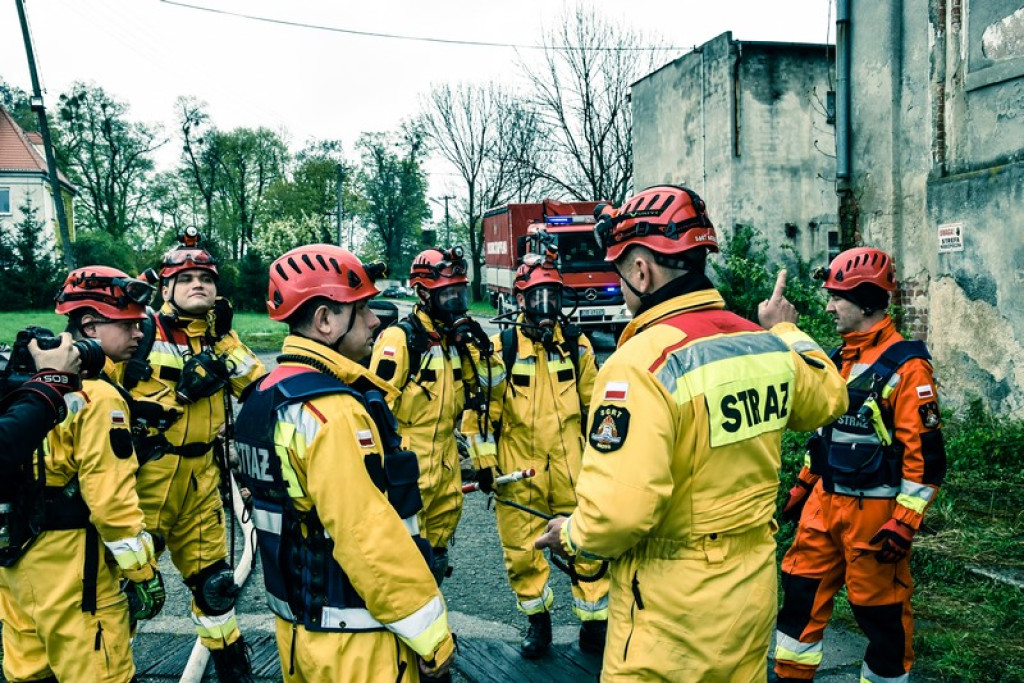 Wybuch gazu w starej gorzelni w Mąkoszycach. Strażacy prowadzili trzydniowe ćwiczenia [foto + wideo]