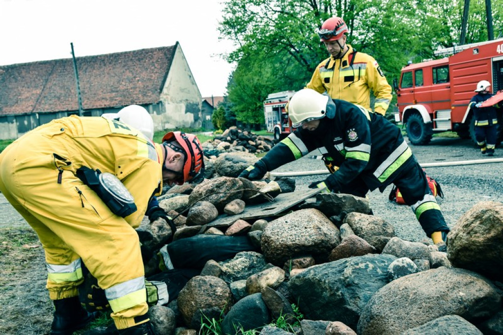 Wybuch gazu w starej gorzelni w Mąkoszycach. Strażacy prowadzili trzydniowe ćwiczenia [foto + wideo]