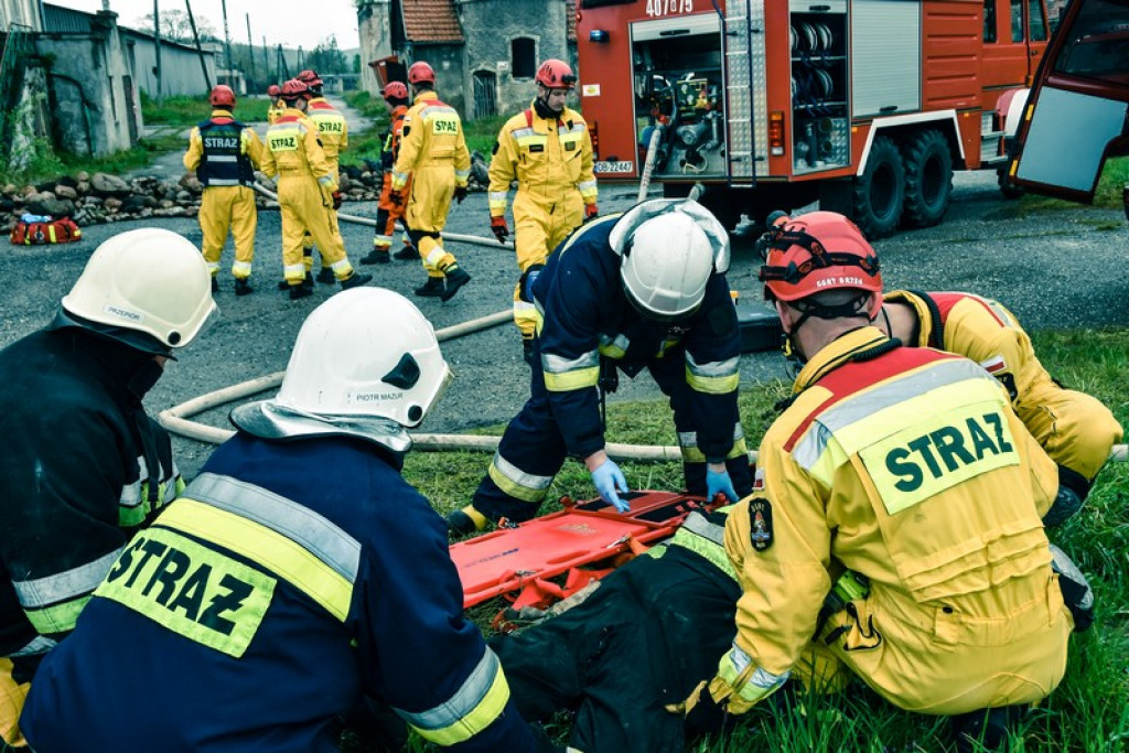 Wybuch gazu w starej gorzelni w Mąkoszycach. Strażacy prowadzili trzydniowe ćwiczenia [foto + wideo]