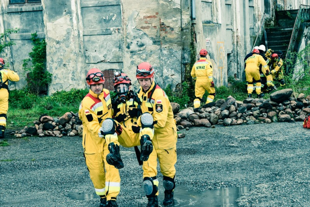 Wybuch gazu w starej gorzelni w Mąkoszycach. Strażacy prowadzili trzydniowe ćwiczenia [foto + wideo]