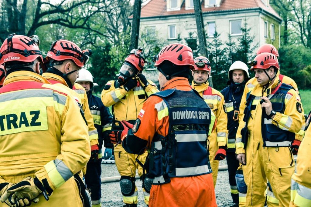 Wybuch gazu w starej gorzelni w Mąkoszycach. Strażacy prowadzili trzydniowe ćwiczenia [foto + wideo]