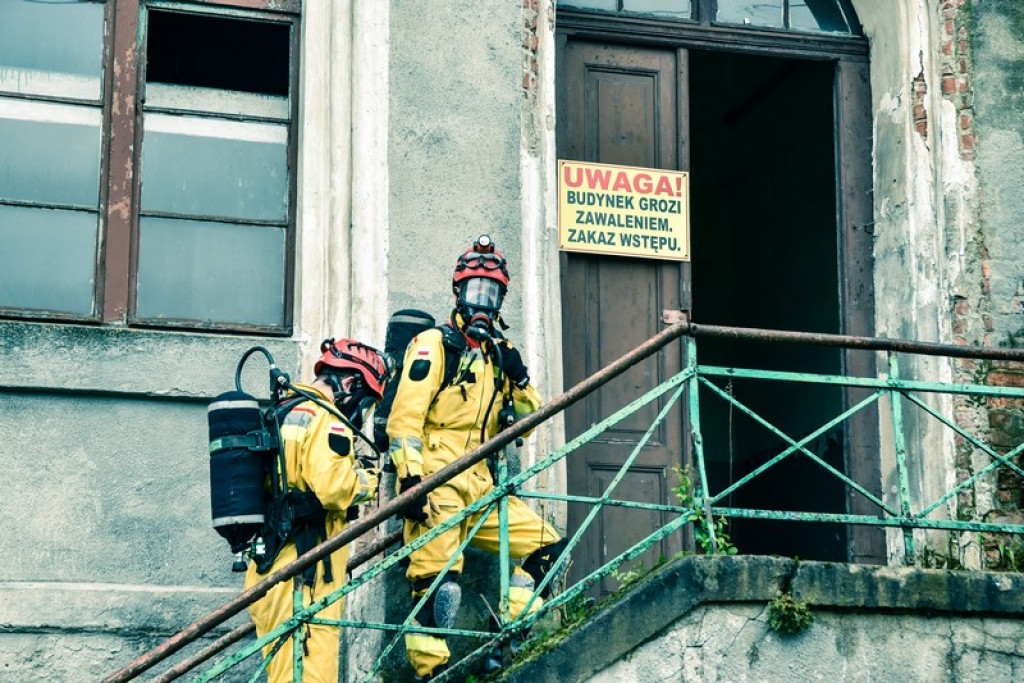 Wybuch gazu w starej gorzelni w Mąkoszycach. Strażacy prowadzili trzydniowe ćwiczenia [foto + wideo]
