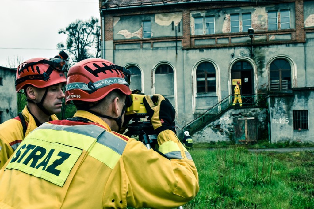 Wybuch gazu w starej gorzelni w Mąkoszycach. Strażacy prowadzili trzydniowe ćwiczenia [foto + wideo]