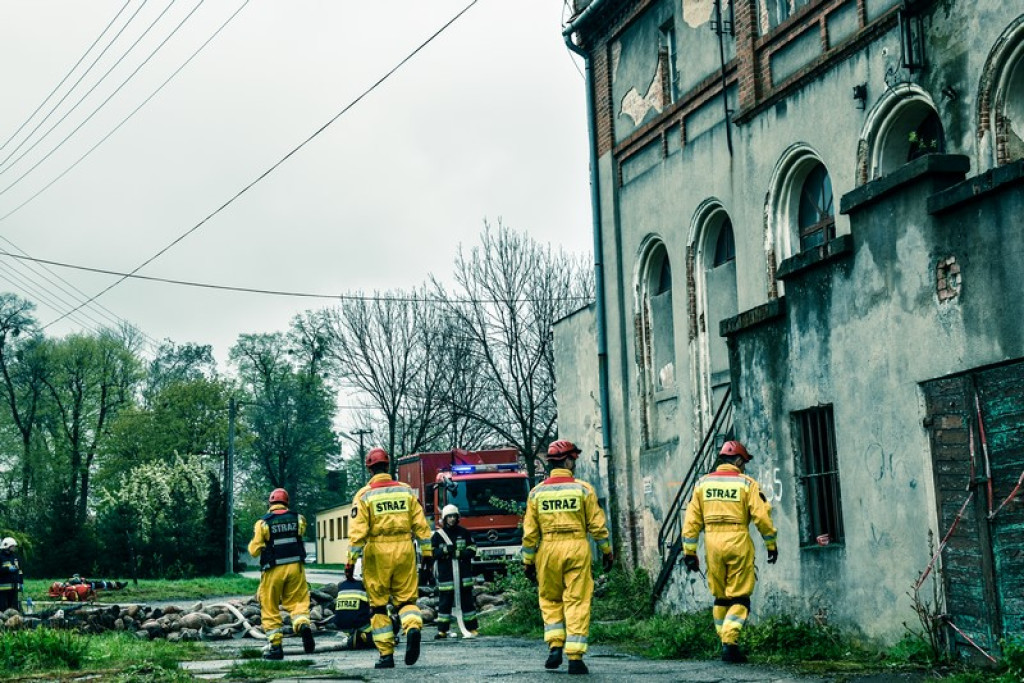 Wybuch gazu w starej gorzelni w Mąkoszycach. Strażacy prowadzili trzydniowe ćwiczenia [foto + wideo]