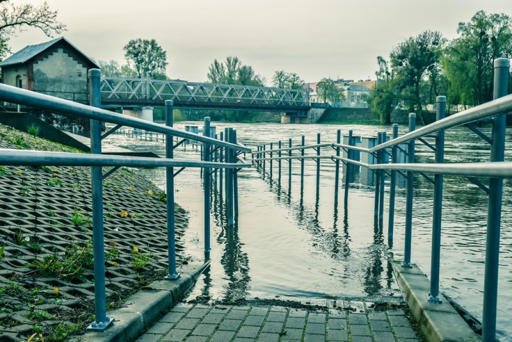 Stan ostrzegawczy z tendencją rosnącą na Odrze w Brzegu