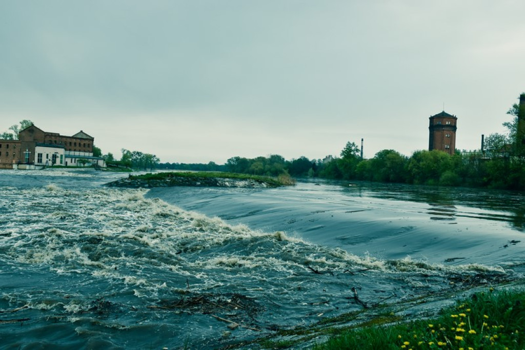 Stan ostrzegawczy z tendencją rosnącą na Odrze w Brzegu
