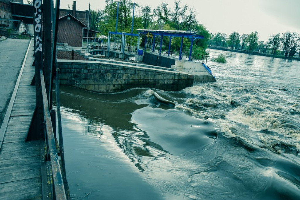 Stan ostrzegawczy z tendencją rosnącą na Odrze w Brzegu