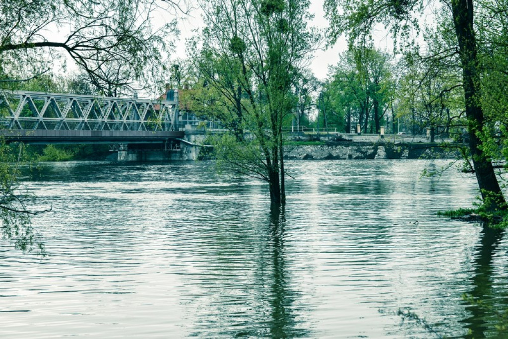 Stan ostrzegawczy z tendencją rosnącą na Odrze w Brzegu