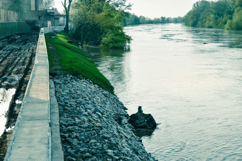 Stan ostrzegawczy z tendencją rosnącą na Odrze w Brzegu